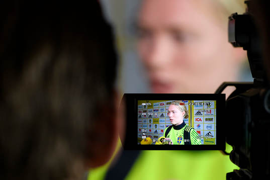 Målvakt Hedvig Lindahl blir intervjuad på en pressträff med det svenska landslaget