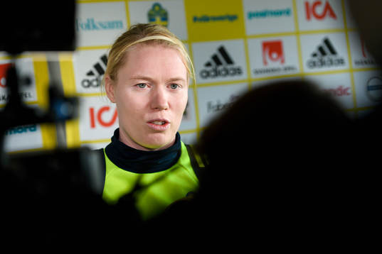 Målvakt Hedvig Lindahl blir intervjuad på en pressträff med det svenska landslaget