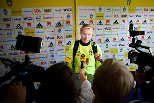 Målvakt Hedvig Lindahl blir intervjuad på en pressträff med det svenska landslaget