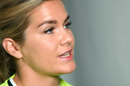 Hanna Folkesson blir intervjuad på en pressträff med det svenska landslaget