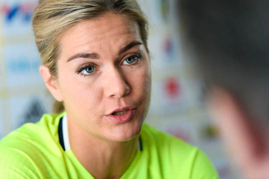 Hanna Folkesson blir intervjuad på en pressträff med det svenska landslaget