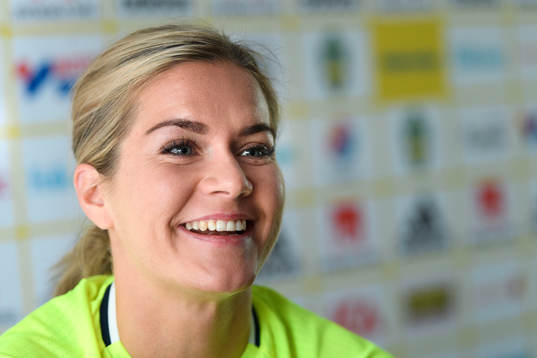Hanna Folkesson blir intervjuad på en pressträff med det svenska landslaget
