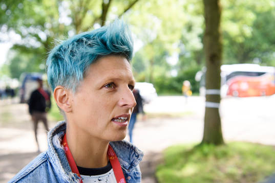 Lisa Ek, expertkommentator SVT, blir intervjuad efter en träning med det svenska landslaget