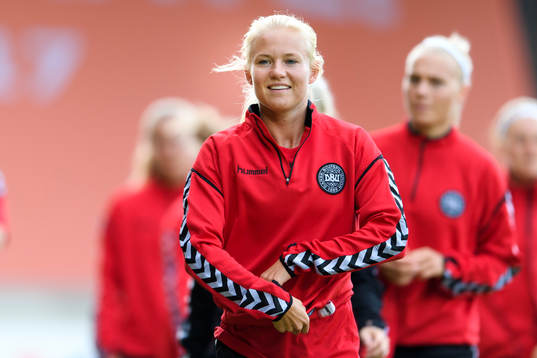 Pernille Harder på en träning med det danska landslaget