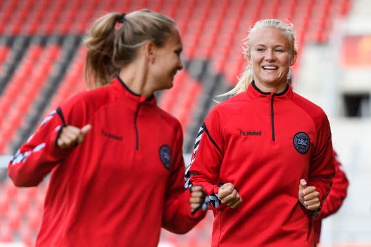 Pernille Harder på en träning med det danska landslaget