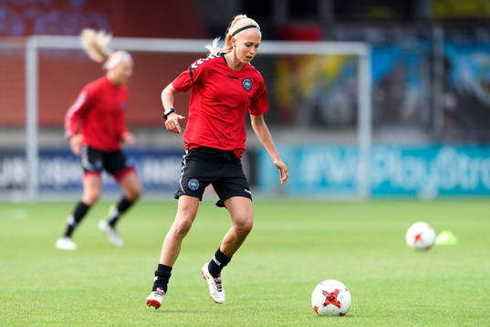 Line Röddik Hansen på en träning med det danska