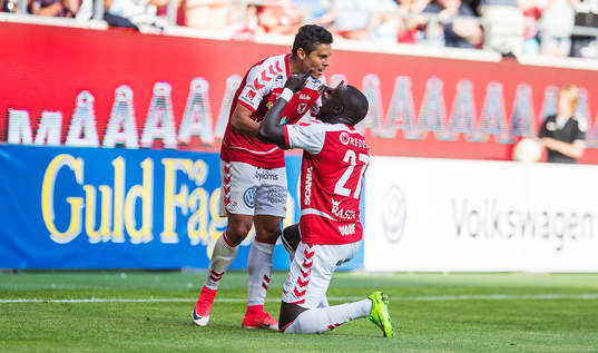 Kalmars Papa Alioune Diouf jublar tillsammans medRomário