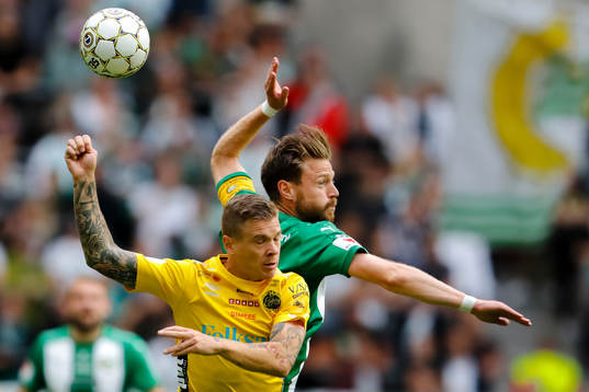 Elfsborgs Samuel Holmén och Hammarbys Arnór Smárason