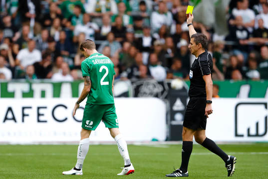 Hammarbys Birkir Már Saevarsson får en varning
