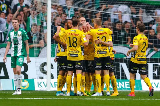 Elfsborgs spelare jublar med Daniel Gustavsson