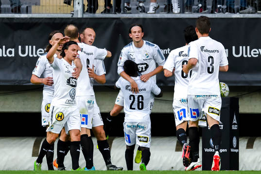 Östers Robin Östlind jublar efter 1-1