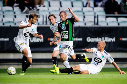 Östers Månz Karlsson och Jonathan Drott i kamp om bollen