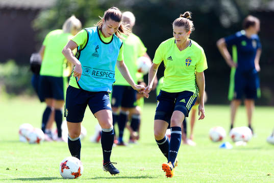 Pauline Hammarlund och Emma Berglund på en träning med det svenska landslaget
