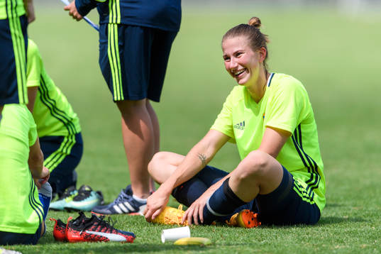 Emma Berglund på en träning med det svenska landslaget