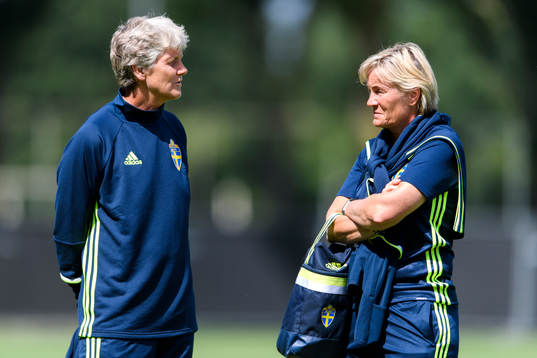 Förbundskapten Pia Sundhage och assisterande