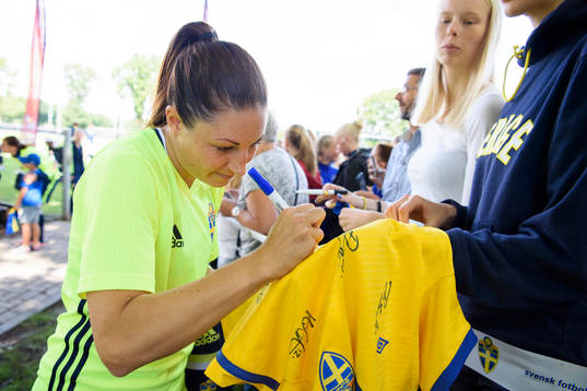 Josefin Johansson skriver autografer