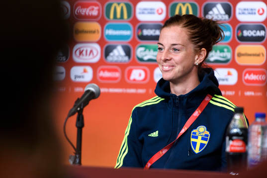 Lotta Schelin på en presskonferens med det svenska landslaget
