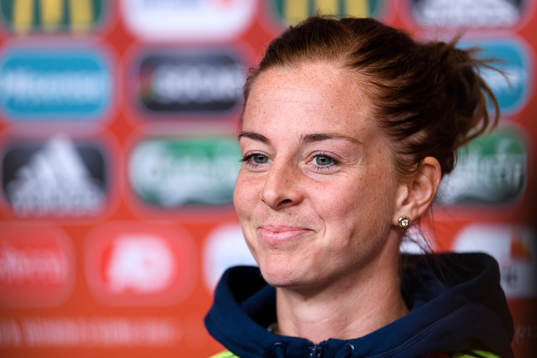 Lotta Schelin på en presskonferens med det svenska landslaget