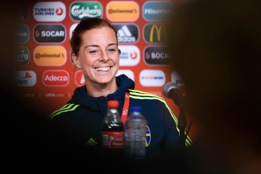 Lotta Schelin på en presskonferens med det svenska landslaget