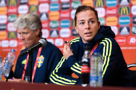 Lotta Schelin på en presskonferens med det svenska landslaget