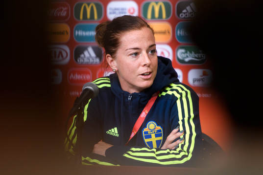 Lotta Schelin på en presskonferens med det svenska landslaget
