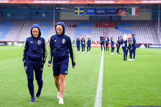 Elin Rubensson och Magdalena Eriksson kollar planen innan matchen mellan Sverige och Italien