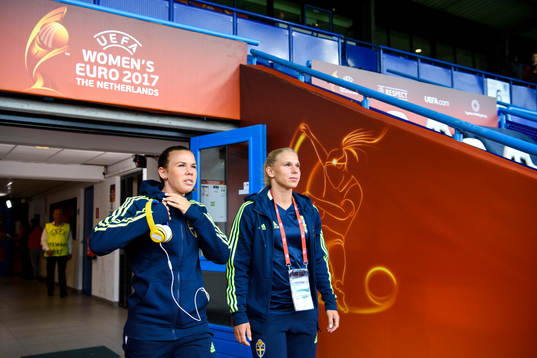 Sveriges Jessica Samuelsson och Jonna Andersson går in på