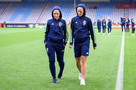 Sveriges Elin Rubensson och Magdalena Eriksson kollar planen innan matchen mellan Sverige och Italien