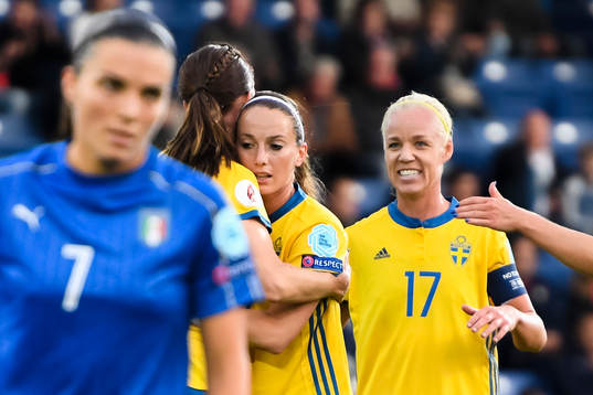 Sveriges Lotta Schelin jublar med Kosovare Asllani, och  Caroline Seger efter 1-1  på straff i matchen mellan Sverige och Italien