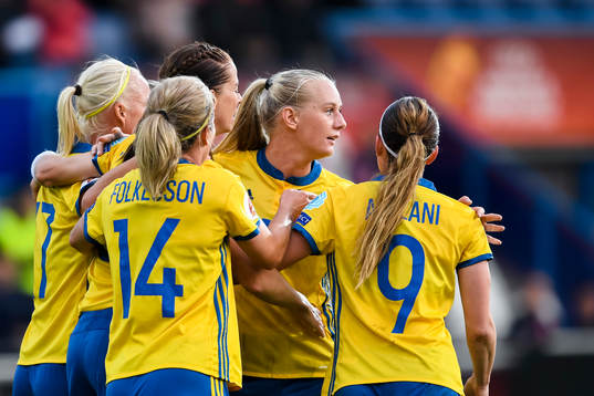 Sveriges Stina Blackstenius jublar med Lotta Schelin gör 1-1  på straff i matchen mellan Sverige och Italien