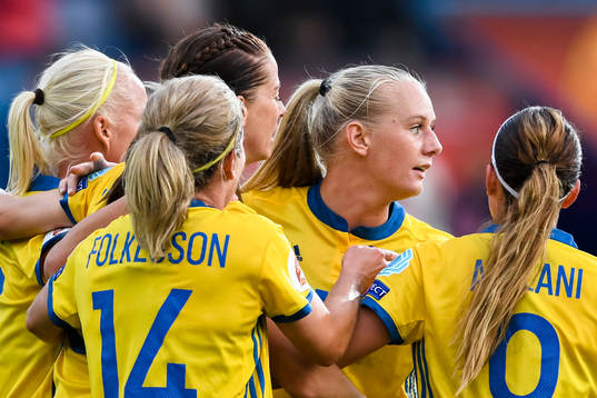 Sveriges Stina Blackstenius jublar med Lotta Schelin gör 1-1  på straff i matchen mellan Sverige och Italien