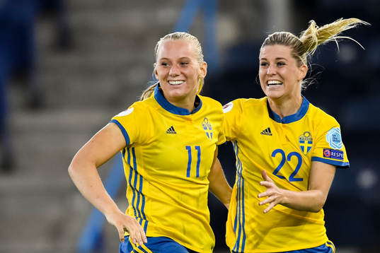 Sveriges Stina Blackstenius och Olivia Schough jublar