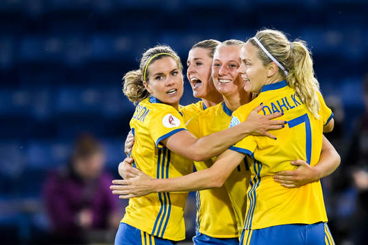 Sveriges Hanna Folkesson , Olivia Schough , Stina Blackstenius och Lisa Dahlkvist  jublar efter 2-2 i matchen mellan Sverige och Italien