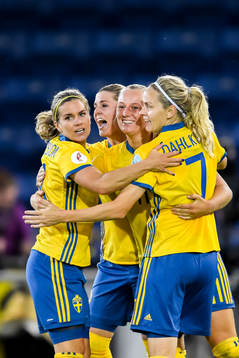 Sveriges Hanna Folkesson , Olivia Schough , Stina Blackstenius och Lisa Dahlkvist  jublar efter 2-2 i matchen mellan Sverige och Italien