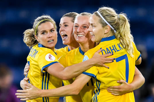 Sveriges Hanna Folkesson , Olivia Schough , Stina Blackstenius och Lisa Dahlkvist  jublar efter 2-2 i matchen mellan Sverige och Italien
