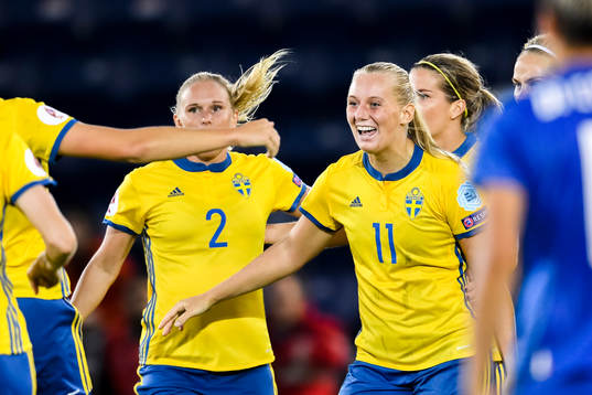 Sveriges Stina Blackstenius jublar efter 2-2 i matchen mellan Sverige och Italien