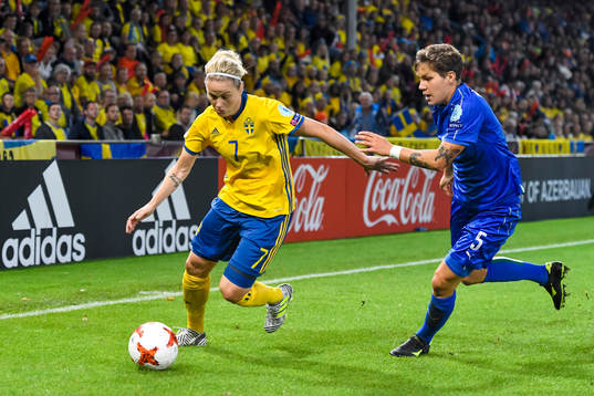 SSveriges Lisa Dahlkvist och Italiens Elena Linari  i