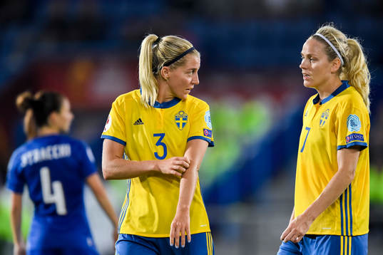 Sveriges Linda Sembrant och Lisa Dahlkvist  i matchen