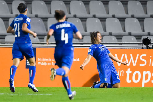 Italiens Cristiana Girelli jublar efter 2-3 i matchen mellan Sverige och Italien