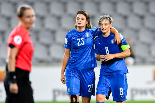 Italiens Cristiana Girelli och Melania Gabbiadini efter matchen mellan Sverige och Italien
