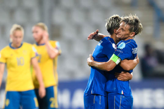 Italiens Melania Gabbiadini kramas om av en lagkamrat efter matchen mellan Sverige och Italien