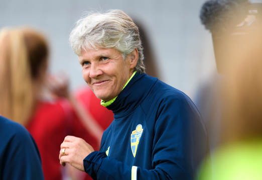Sveriges förbundskapten Pia Sundhage innan matchen mellan Sverige och Italien