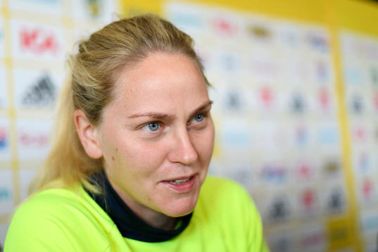 Lisa Dahlkvist blir intervjuad på en pressträff med det svenska landslaget