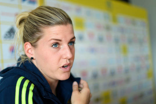 Olivia Schough blir intervjuad på en pressträff med det svenska landslaget