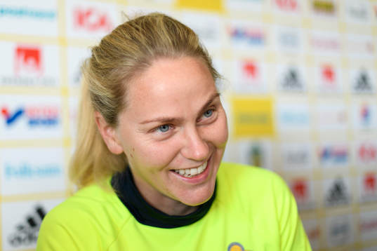 Lisa Dahlkvist blir intervjuad på en pressträff med det svenska landslaget