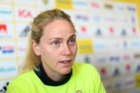 Lisa Dahlkvist blir intervjuad på en pressträff med det svenska landslaget