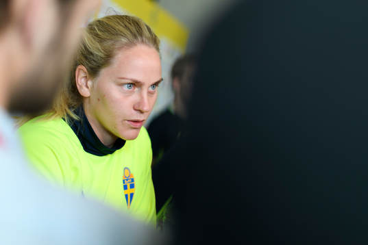 Lisa Dahlkvist blir intervjuad på en pressträff med det svenska landslaget