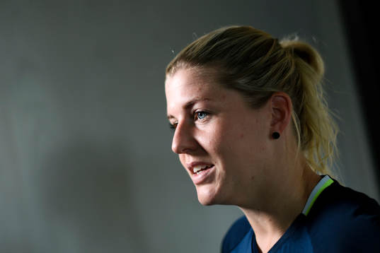 Olivia Schough blir intervjuad på en pressträff med det svenska landslaget