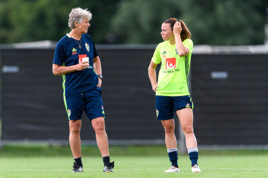 Förbundskapten Pia Sundhage pratar med Jessica Samuelsson på en träning med det svenska landslaget