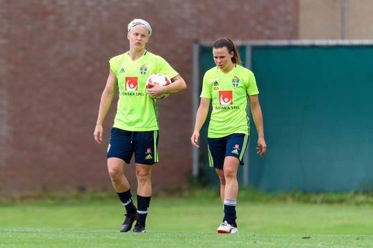 Nilla Fischer och Jessica Samuelsson på en träning med det svenska landslaget